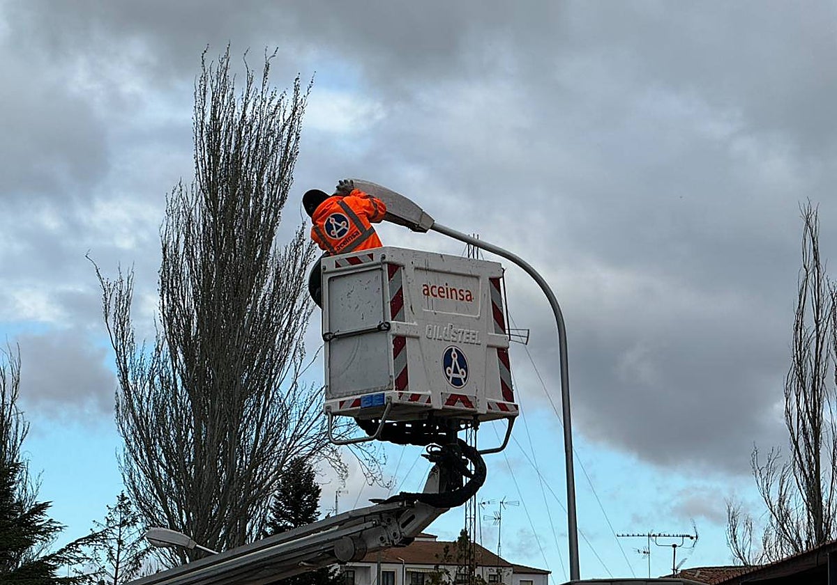 Un operario cambia una luminaria en Peñaranda.