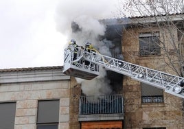 Los Bomberos de Salamanca intervienen, con ayuda de una escala, en un incendio de vivienda en la avenida Reyes de España en 2015.