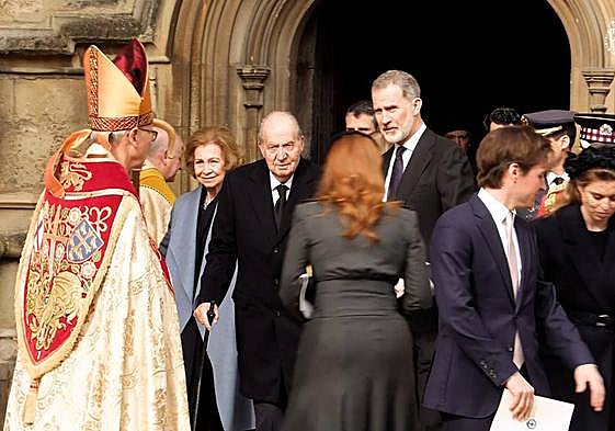 El cariñoso gesto de Felipe VI con su padre tras la misa por el rey Constantino