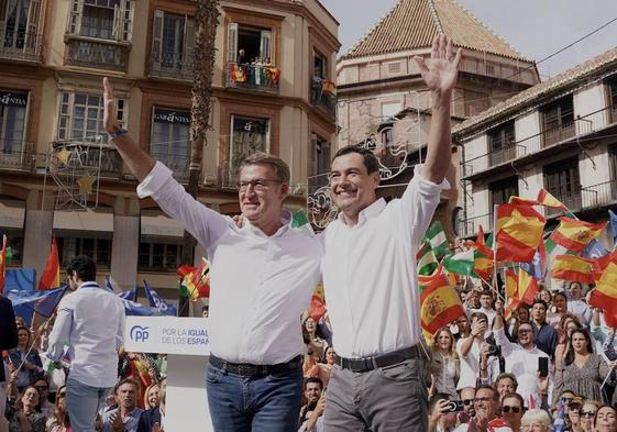 El presidente del Partido Popular, Alberto Núñez Feijóo, junto al presidente de la Junta de Andalucía, Juanma Moreno
