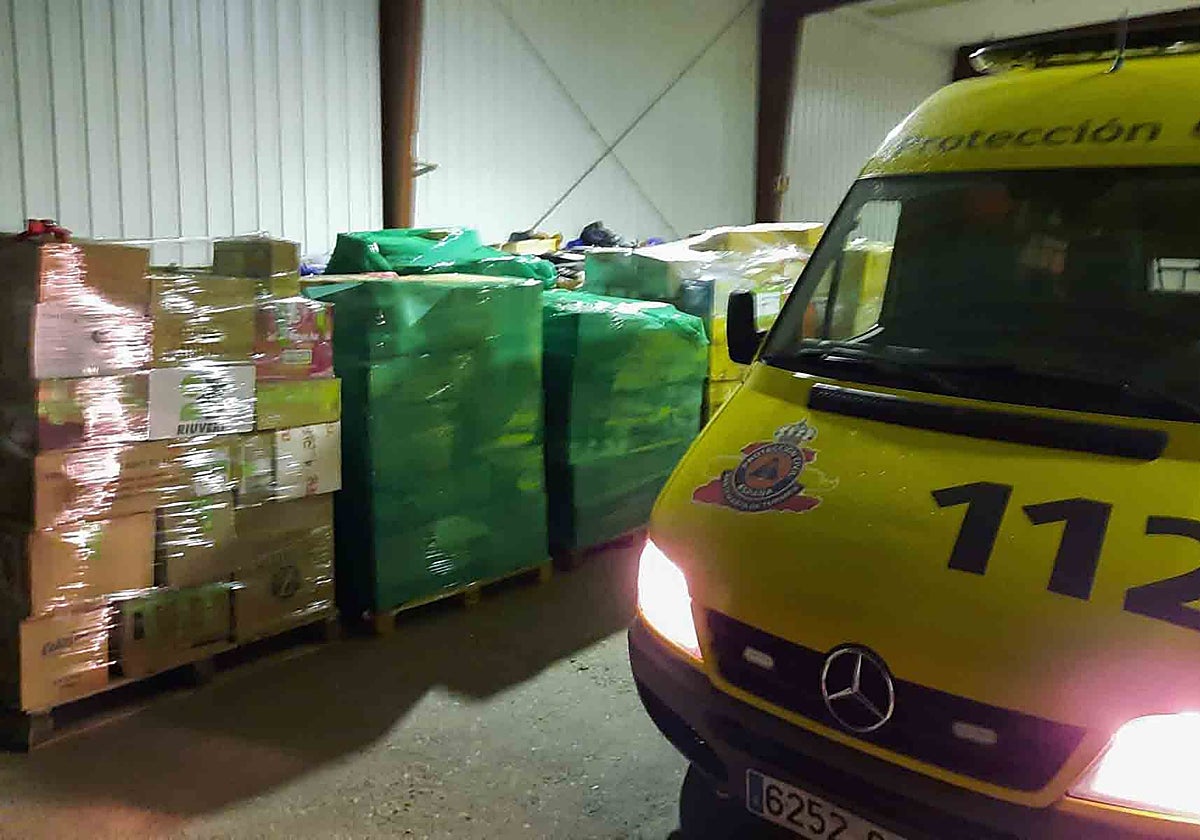 Palés con ayuda para Ucrania recogidos en la localidad de Santa Marta de Tormes.