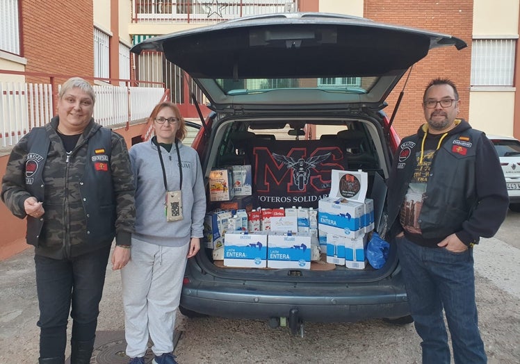 Susana y Paco reparten leche al centro materno infantil 'Ave María' de Santa Marta de Tormes.