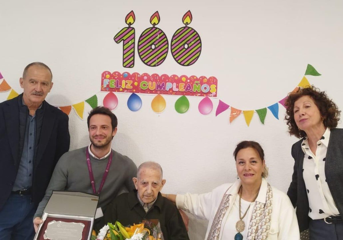 Alejandro de Dios (en el centro), el día de la celebración de su centenario.