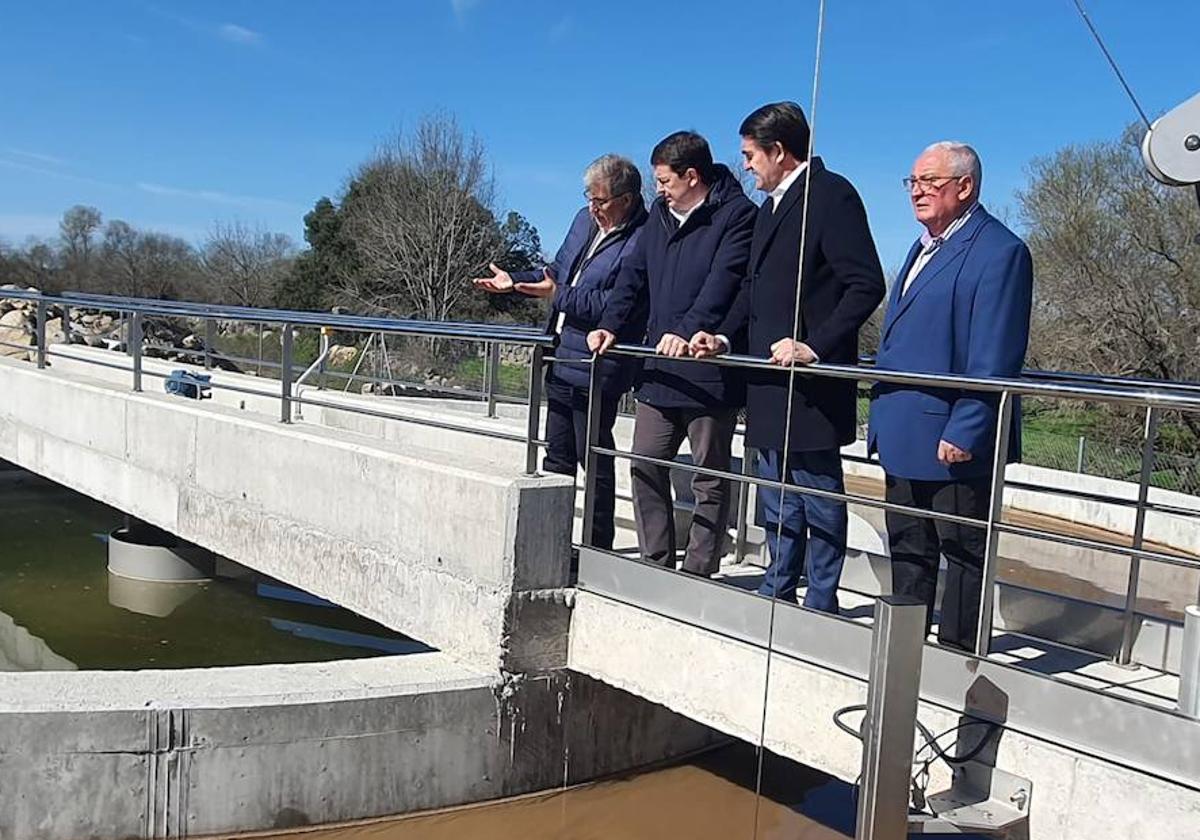 El alcalde de Ledrada se emociona en la inauguración de la nueva depuradora