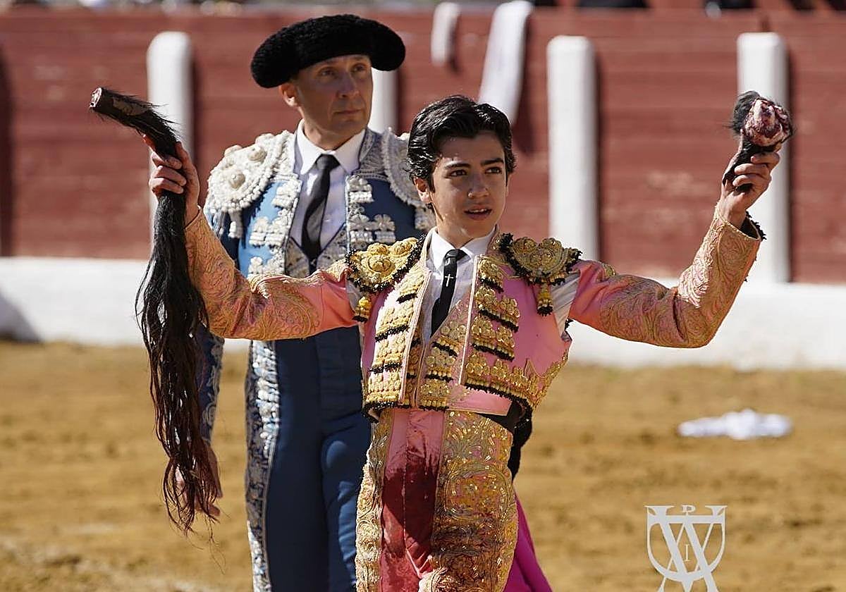 Marco Pérez, con los máximos trofeos de su primer astado.