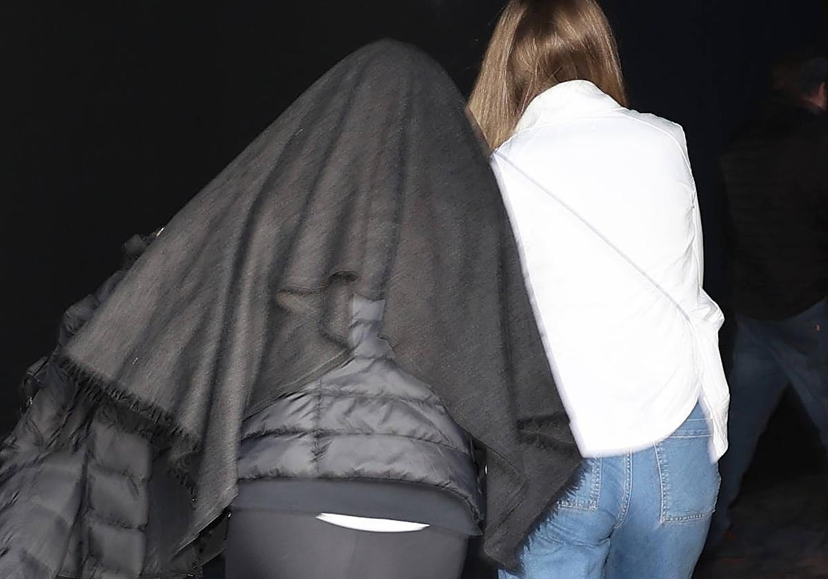 Genoveva Casanova, oculta en una cazadora con una amiga.