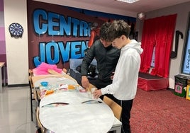 Dos jóvenes participantes en un taller celebrado en el Centro Joven.