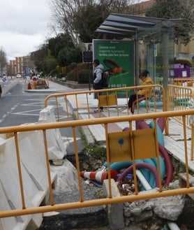 Imagen secundaria 2 - Efectos colaterales de las obras en la carretera de Ledesma. Jesús María Curto en su bar, en el número 108.