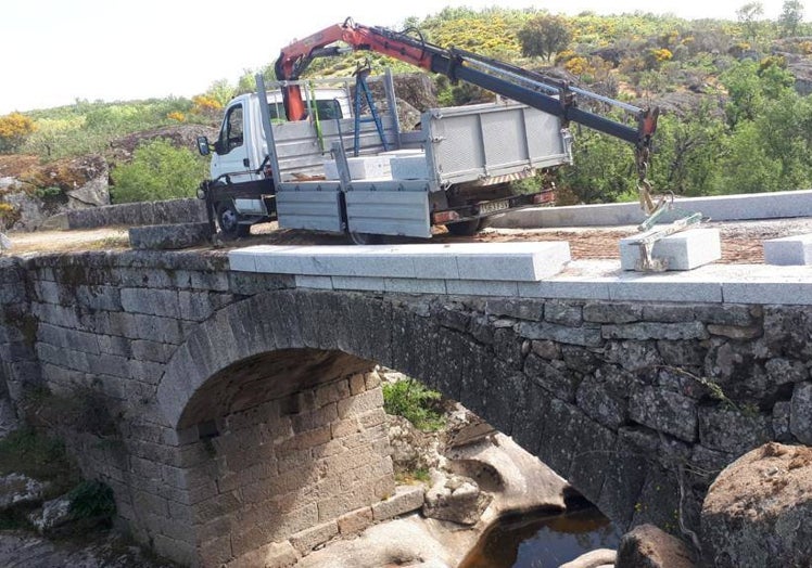 Imagen principal - Diferentes momentos de las obras de rehabilitación del puente de Rando.