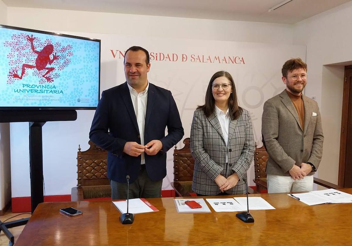 El diputado de Cultura, David Mingo, junto a la vicerrectora de Calidad y al director del Programa Interuniversitario.