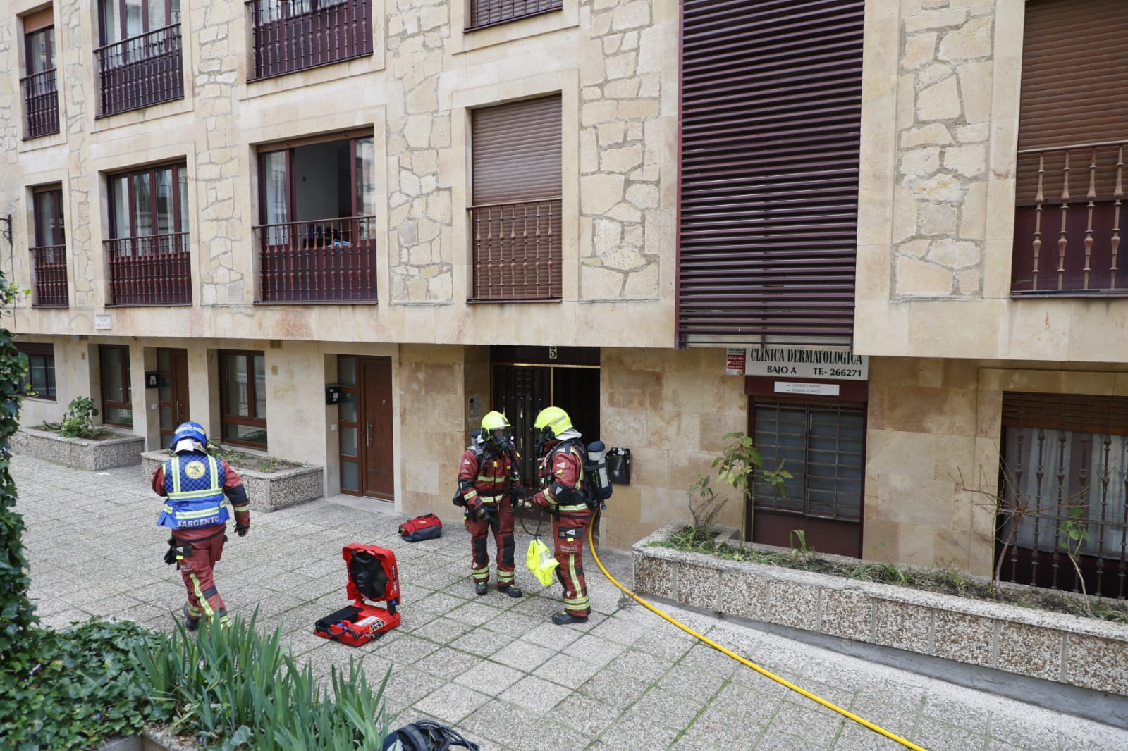 Las espectaculares imágenes del desalojo de los vecinos por el fuego en Maestro Ávila