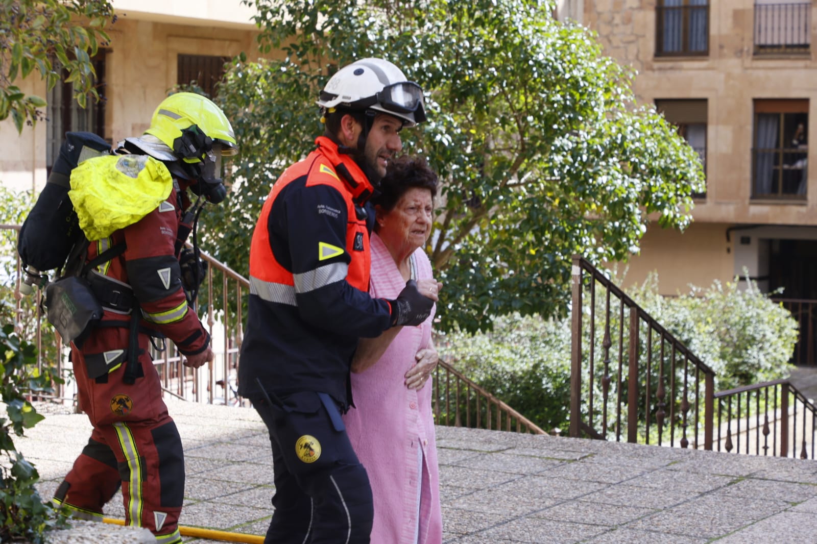 Las espectaculares imágenes del desalojo de los vecinos por el fuego en Maestro Ávila