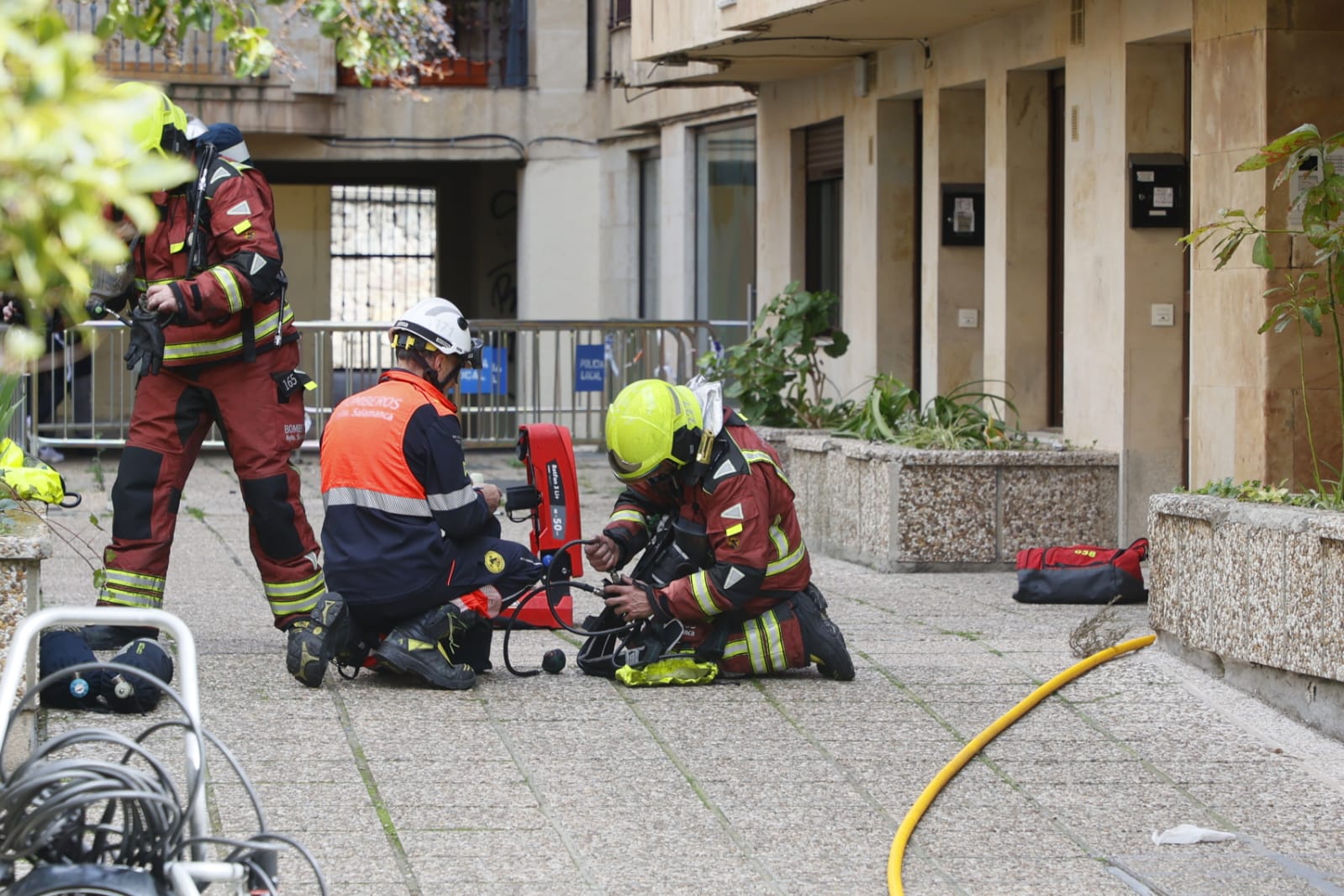 Las espectaculares imágenes del desalojo de los vecinos por el fuego en Maestro Ávila