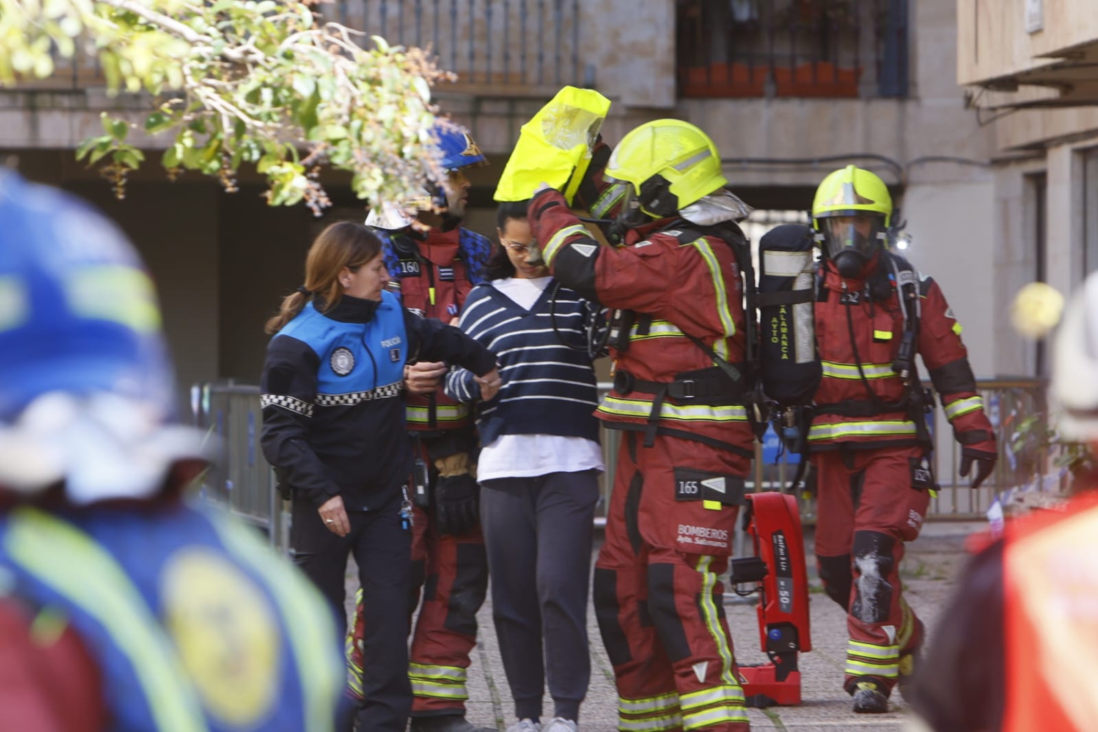 Las espectaculares imágenes del desalojo de los vecinos por el fuego en Maestro Ávila