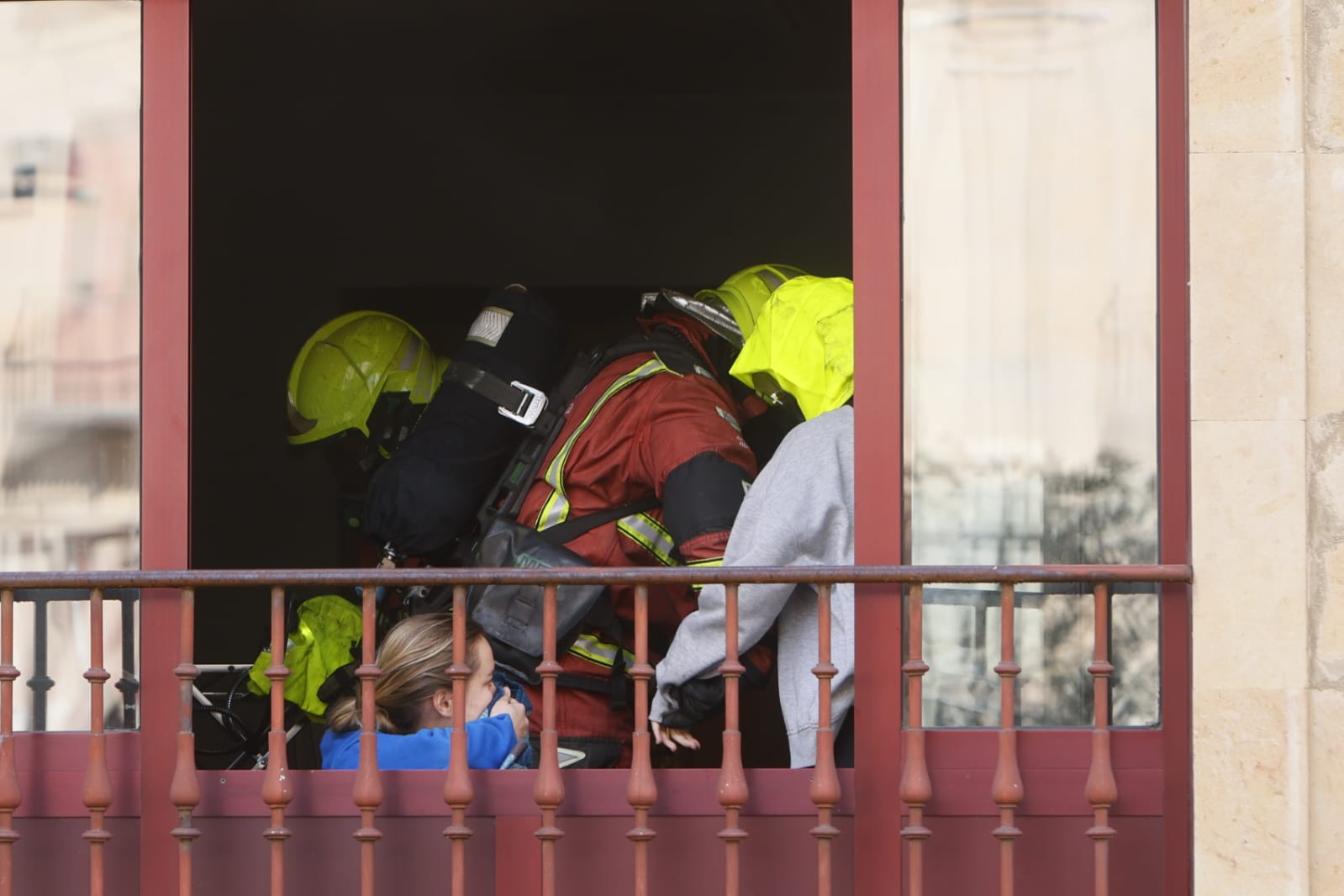 Las espectaculares imágenes del desalojo de los vecinos por el fuego en Maestro Ávila