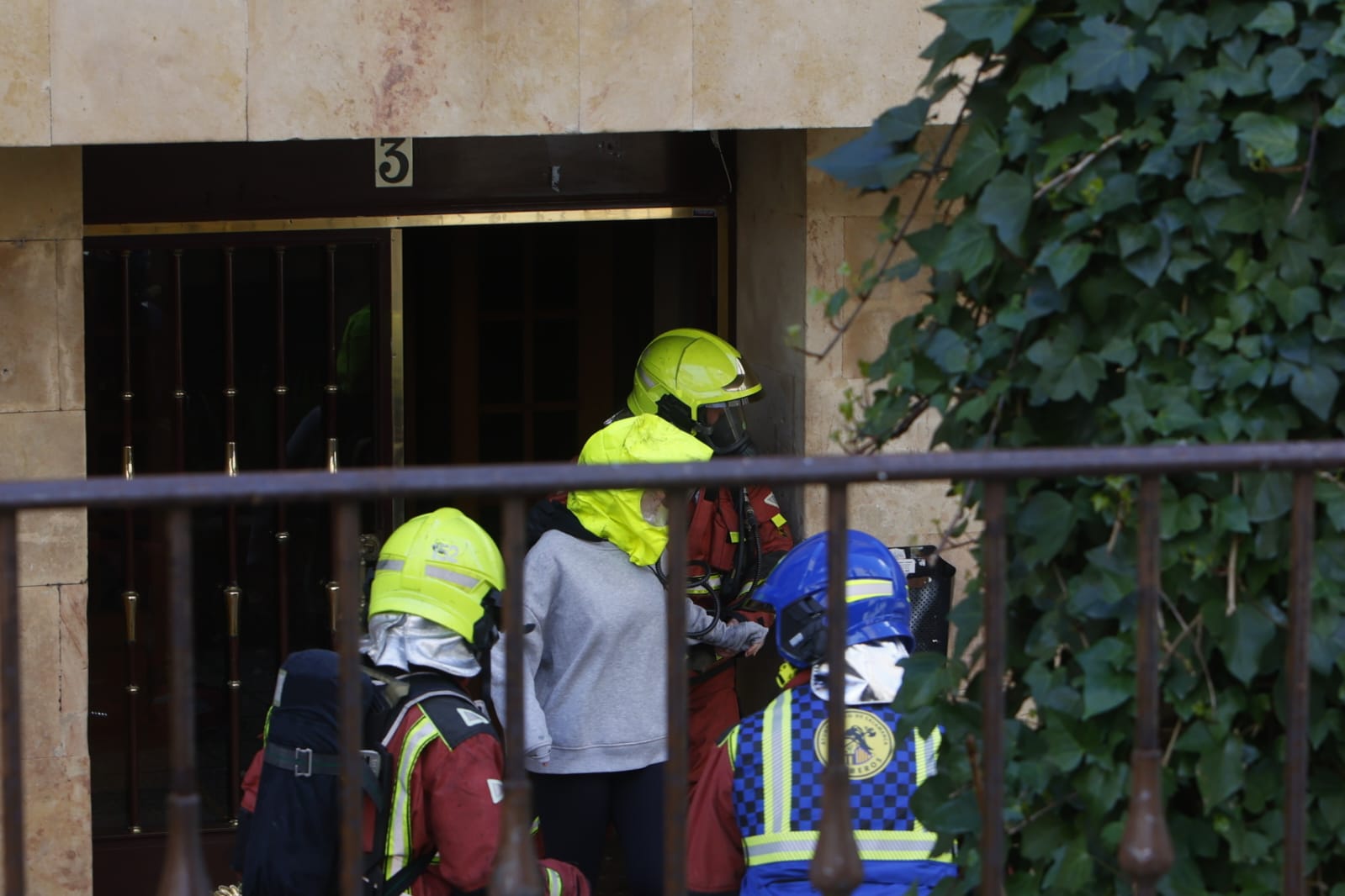 Las espectaculares imágenes del desalojo de los vecinos por el fuego en Maestro Ávila