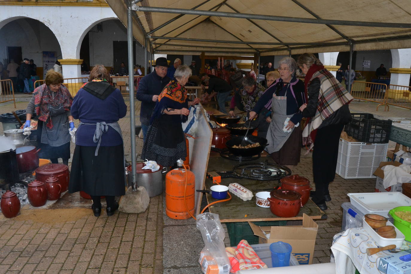 La tradición y el buen comer no faltan en la Feria de Botijeros de Ciudad Rodrigo