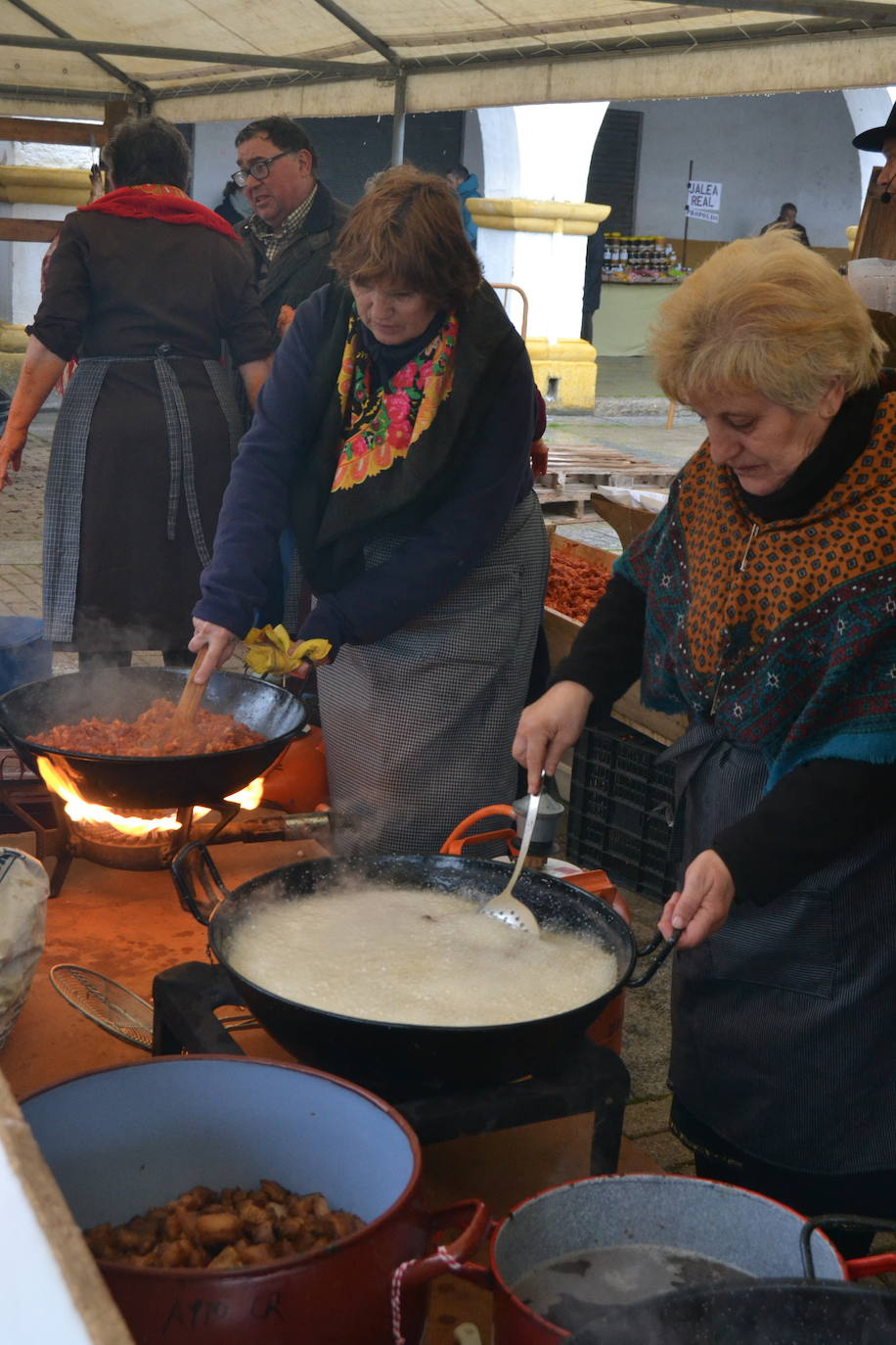 La tradición y el buen comer no faltan en la Feria de Botijeros de Ciudad Rodrigo