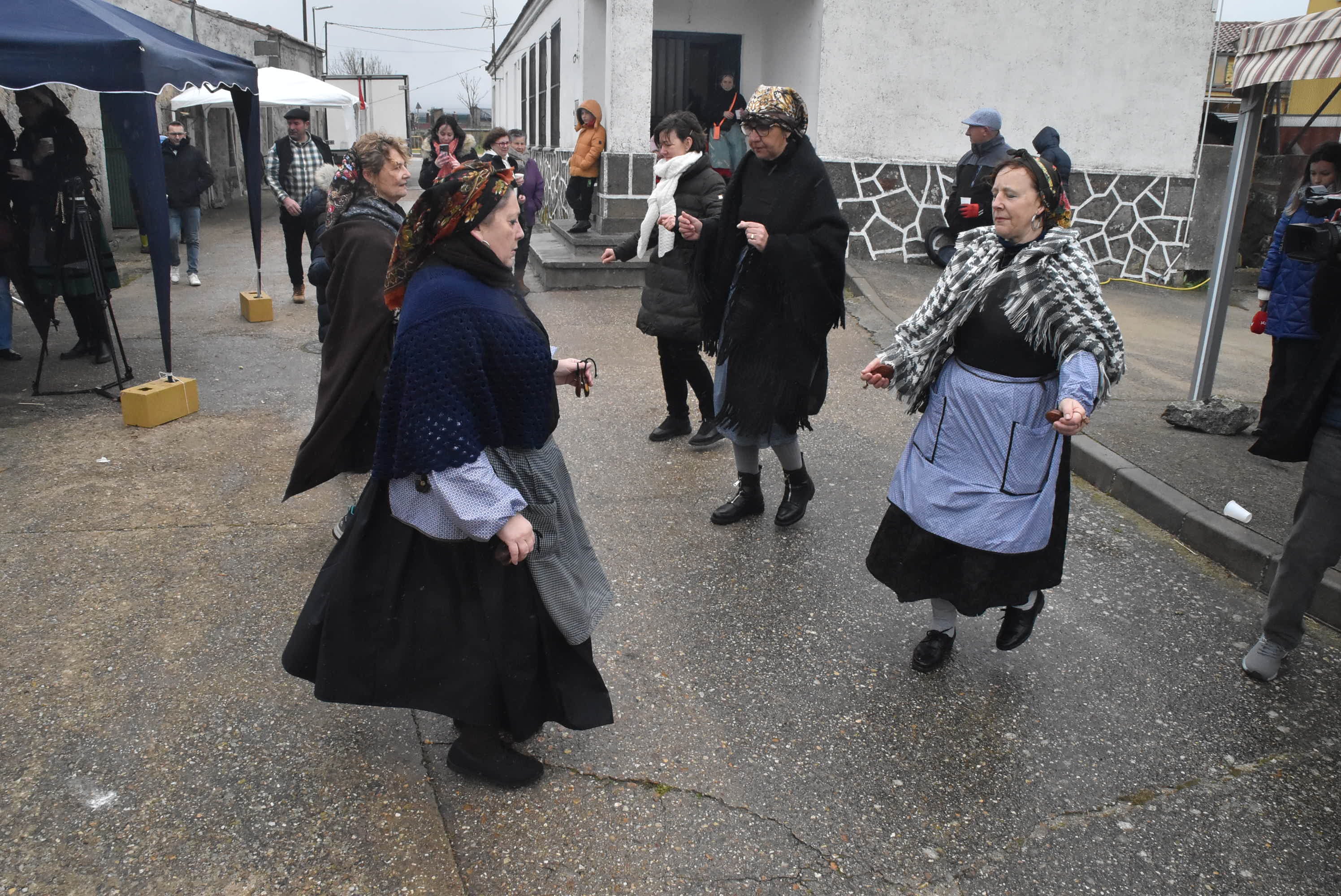 Una tradición que pervive contra viento y lluvia en Peromingo