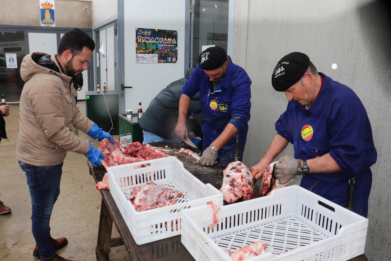 Berrocal de Salvatierra disfruta de su matanza contra viento y marea