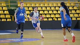 Olcay Çakir, perseguida por Laura Gil y vigilada por Arica Carter, en el entrenamiento.