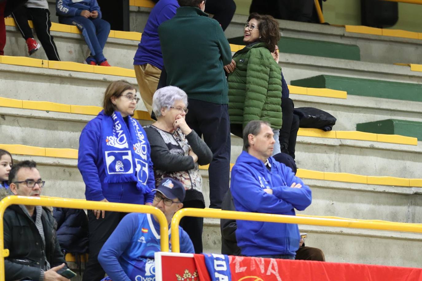 Búscate en la grada del Würzburg en el partido entre el Perfumerías Avenida y el Jairis