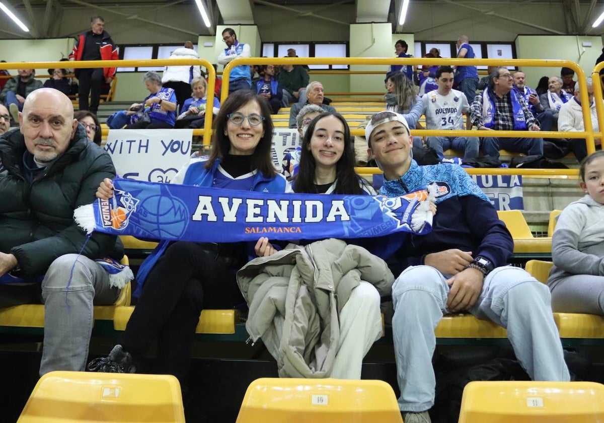 Búscate en la grada del Würzburg en el partido entre el Perfumerías Avenida y el Jairis