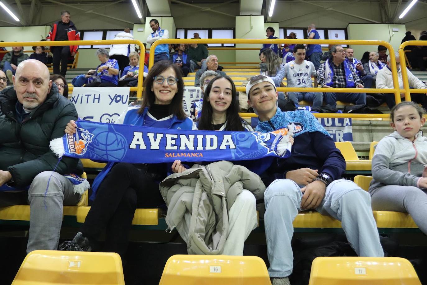 Búscate en la grada del Würzburg en el partido entre el Perfumerías Avenida y el Jairis