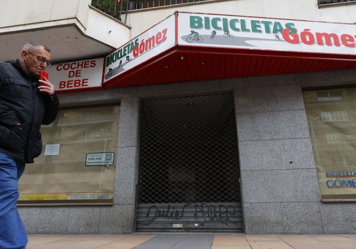 Imagen de la tienda Bicicletas Gómez cerrada en el paseo de la Estación.