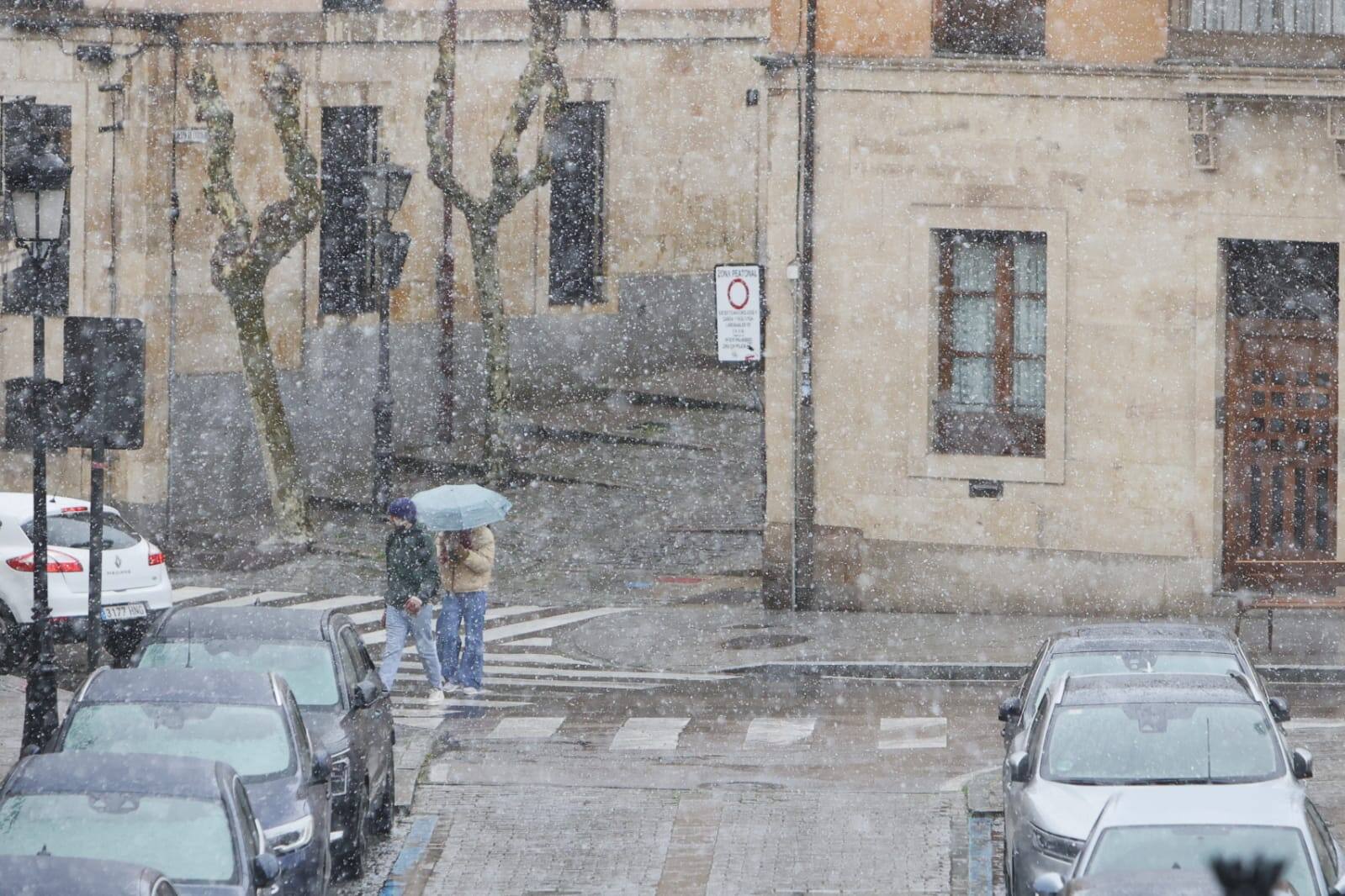 Llega la nieve a una Salamanca en alerta por fuertes vientos