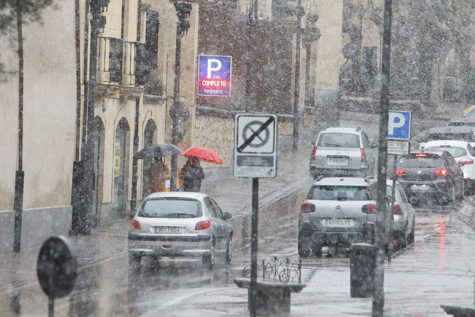 Llega la nieve a una Salamanca en alerta por fuertes vientos