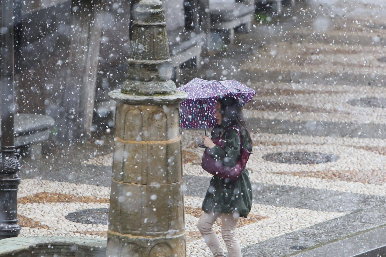 Llega la nieve a una Salamanca en alerta por fuertes vientos