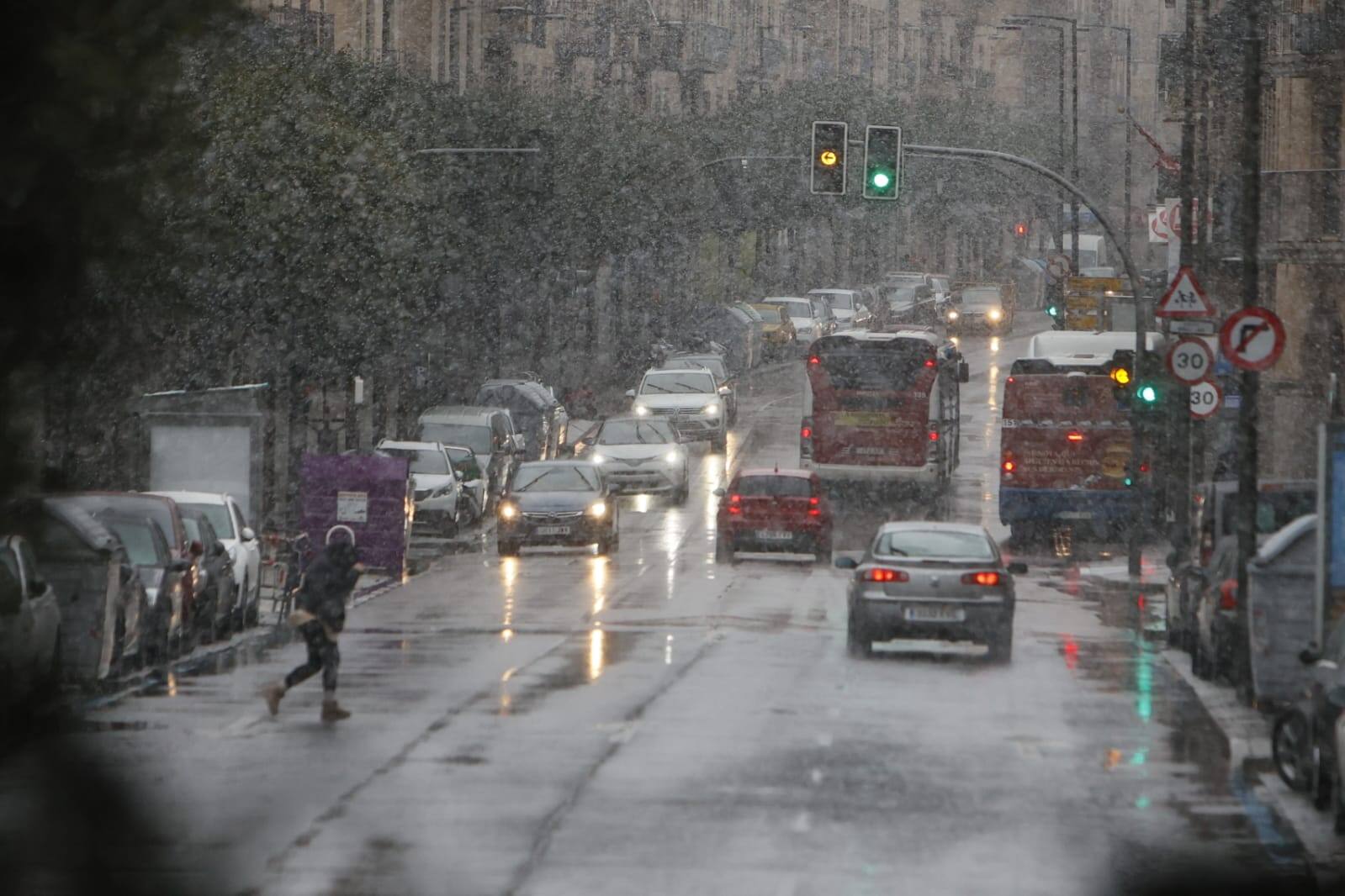 Llega la nieve a una Salamanca en alerta por fuertes vientos