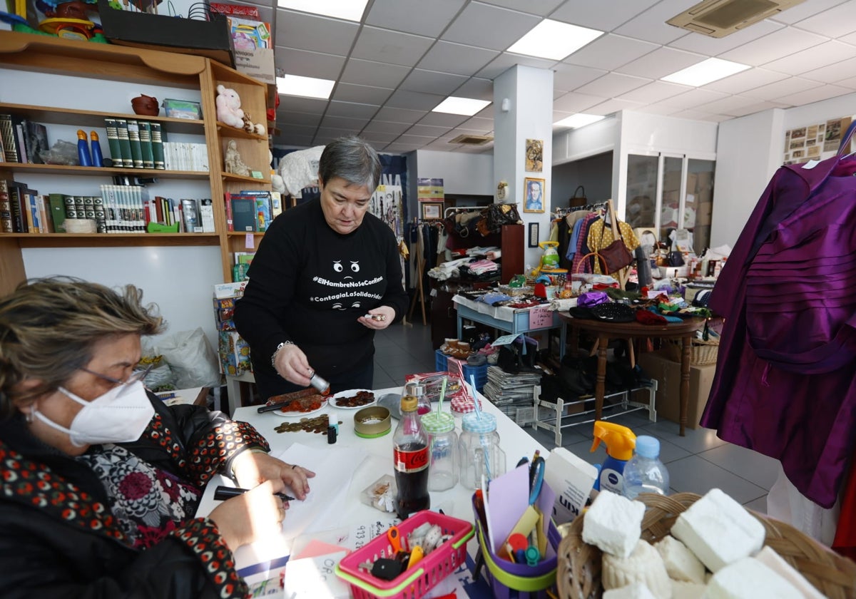 La fundadora y una voluntaria en el rastrillo solidario del Comedor de los Pobres.