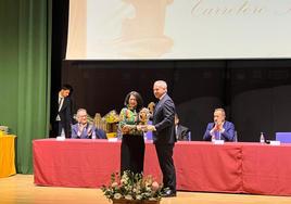 Myriam Carretero recoge el premio Izcala