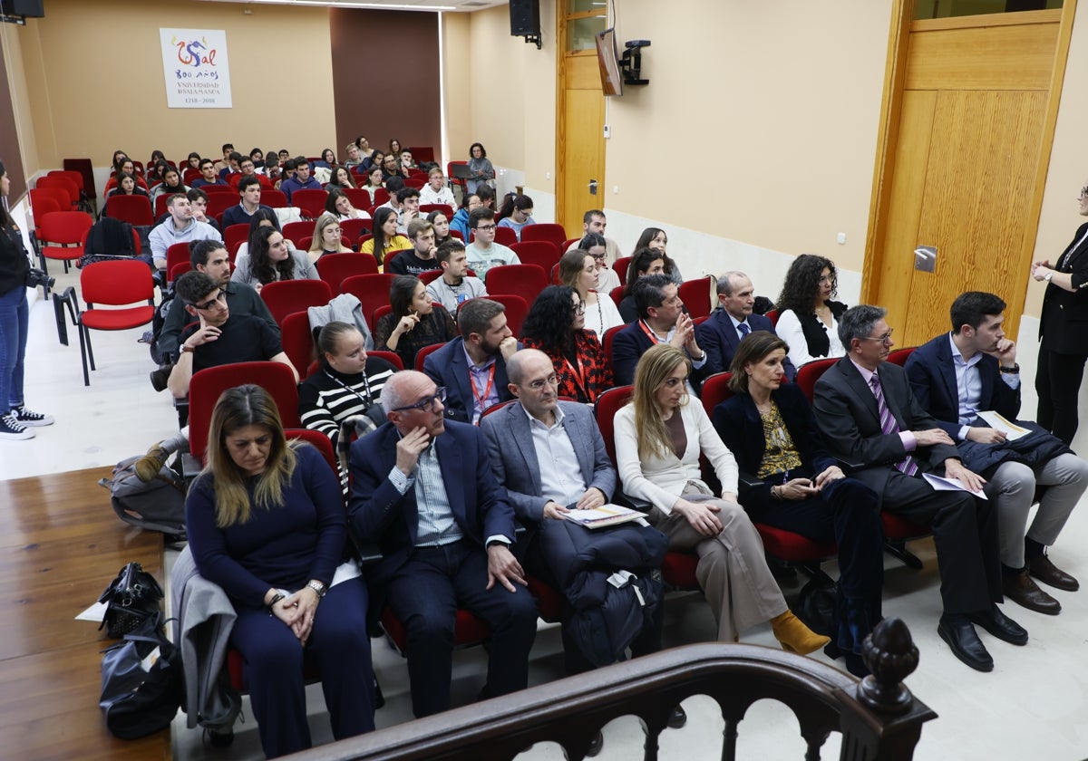 Representantes de empresas salmantinas y alumnos en la X Feria Emplea Talento IME.