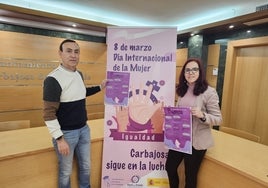 Pedro Samuel Martín, alcalde de Carbajosa, junto a la edil de Igualdad, Noemí Fernández.