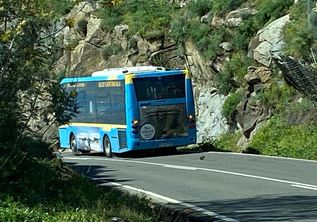 Nueva avería del autobús municipal de Béjar, que queda parado en plena carretera