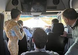 Marco Pérez, en la furgoneta de cuadrillas, de camino a Olivenza.