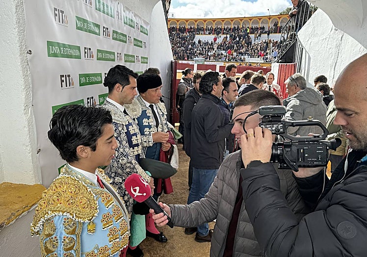 11:10 HORAS. Marco Pérez, ya en el patio de cuadrillas de la plaza de toros de Olivenza (Badajoz), donde atiende las entrevistas de los medios de comunicación antes de hacer el paseíllo, junto a Manuel Román, y los debutantes Javier Zulueta y Tomás Bastos.