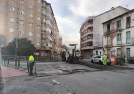 Imagen de los trabajos de fresado en el entorno del puente viejo.