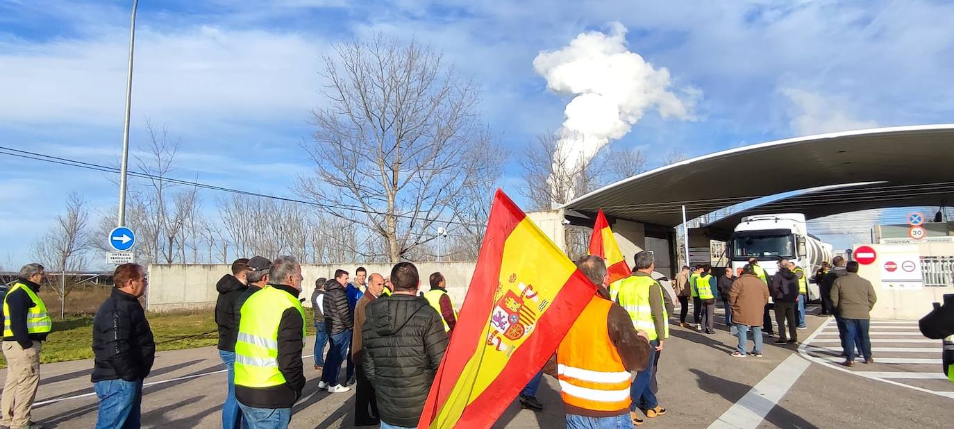 La protesta de los agricultores en Babilafuente, en imágenes