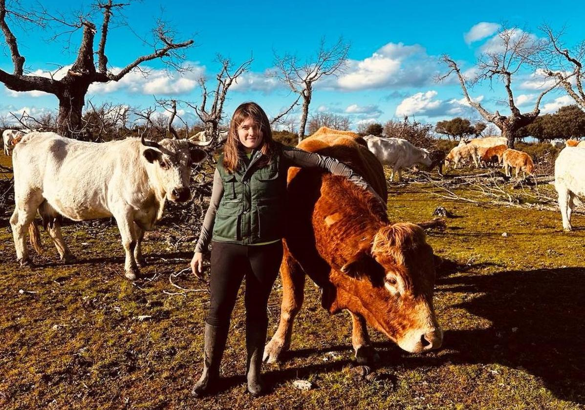 Sandra Delgado, con su ganado vacuno en la explotación de Almendra.