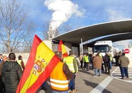 Los agricultores cortan la salida de los camiones.