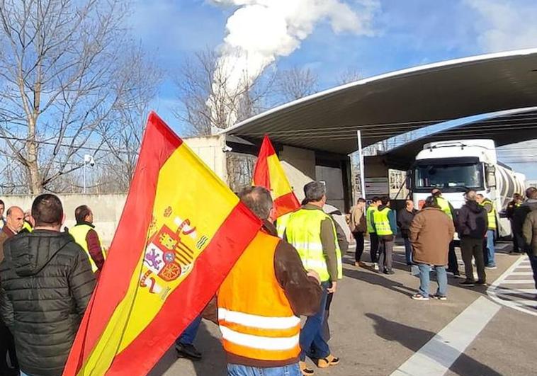 Los agricultores cortan la salida de los camiones.