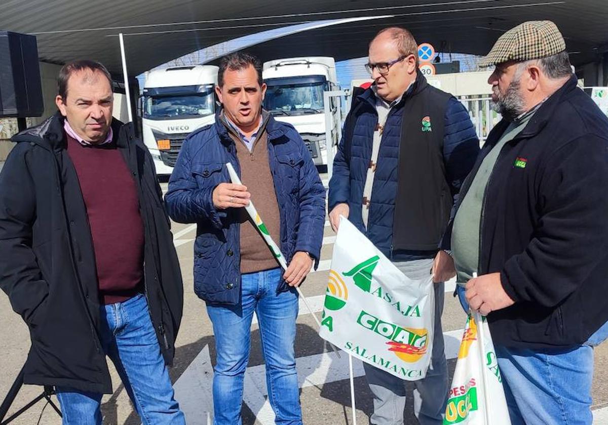 Los representantes de las organizaciones agrarias, presentes en la protesta.