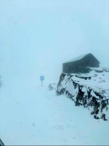 Una tremenda nevada bloquea el paso en la Peña de Francia