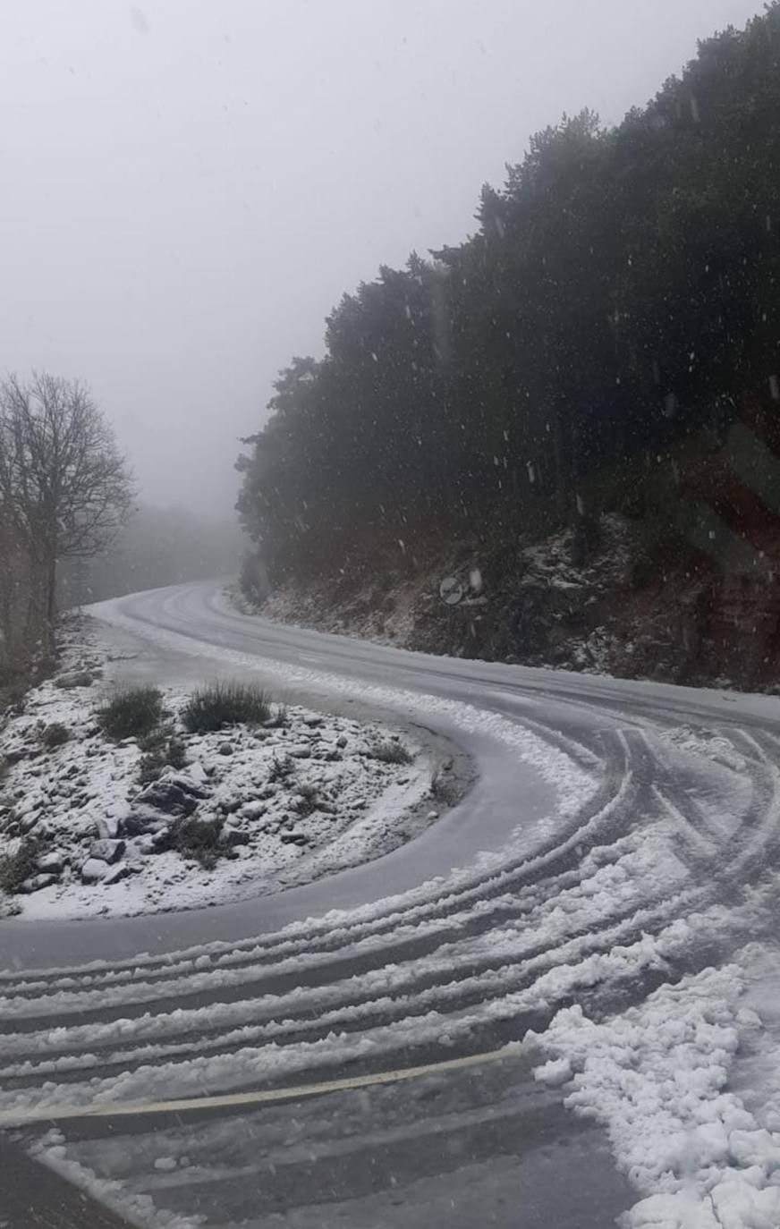 Una tremenda nevada bloquea el paso en la Peña de Francia