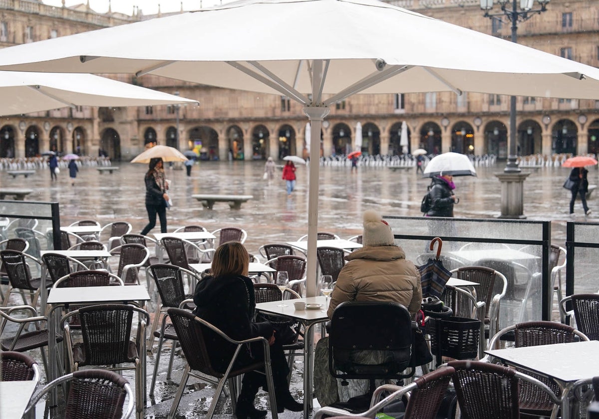 Clientes en una terraza de la Plaza Mayor.