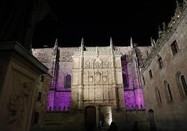 Iluminación de la Universidad por el Día Internacional de la Mujer.
